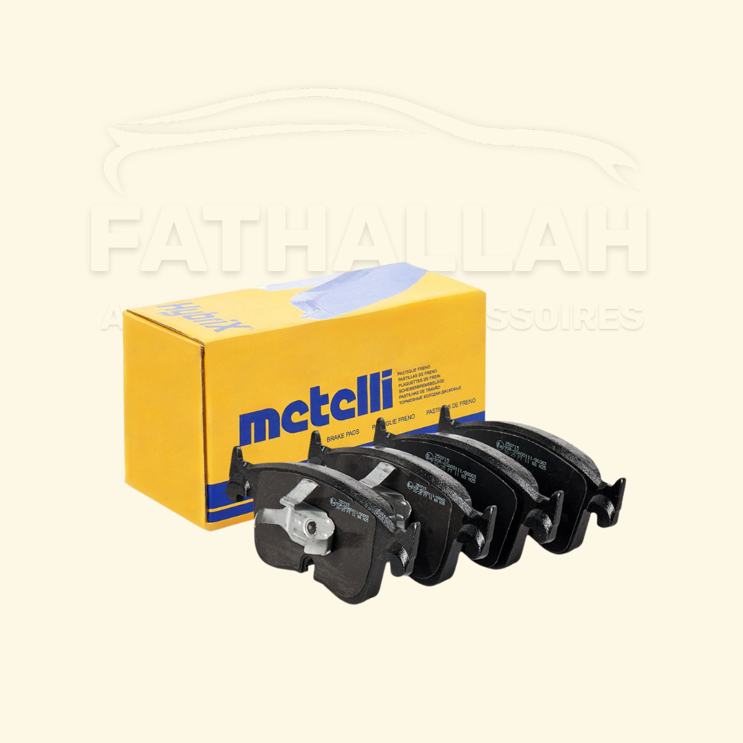 Jeu de quatre plaquettes de frein avant Metelli 22-1383-0 dotées de la technologie Hybrix avec leur boîte d'emballage jaune chez Fathallah Auto Maroc.
